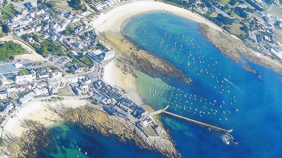 Kerroch House | Large family house, Lomener, PLOEMEUR (56), 4 beaches at 350m, 12 people
