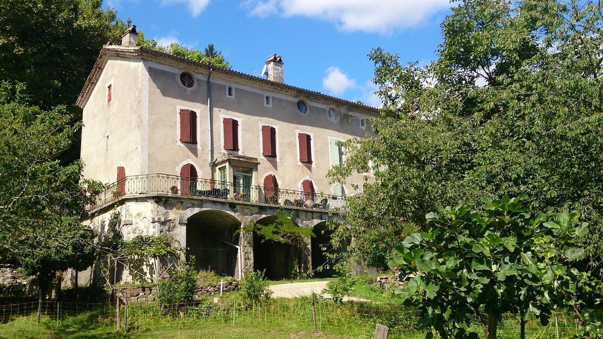 Genolhac Cottage | Large family house sleeps 16 in the heart of a beautiful medieval village