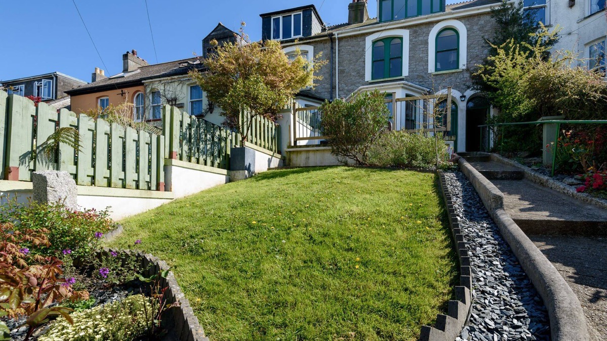 Pelynt House | Large family property with parking. Close to Looe town centre.
