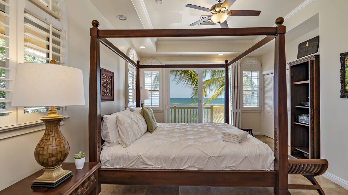 Mokuleia House | Large Family Retreat on Calm Swimming Beach, A/C