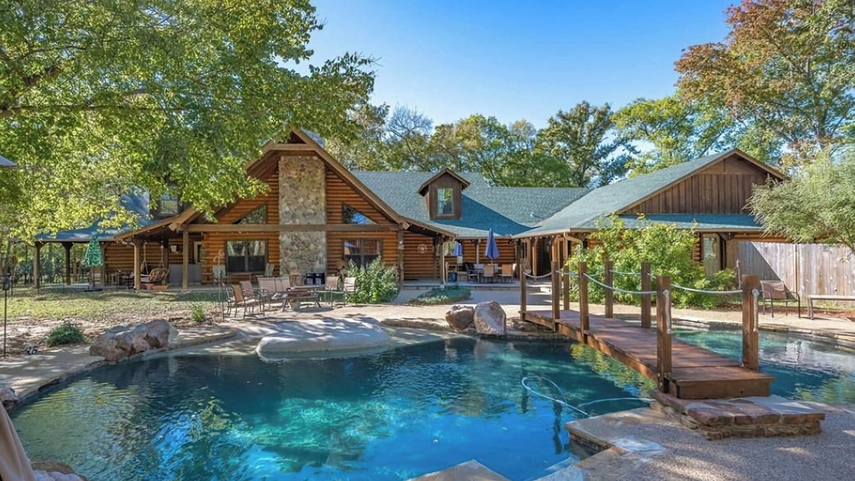 Canton House | Large Family ~ Reunions ~ Retreats ~ First Monday ~ Pool ~ Pet Friendly !