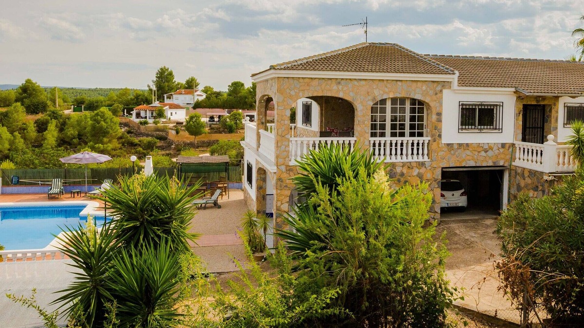 Navarres Villa | Large Family Villa: private pool, near lake & beach - Sleeps 10