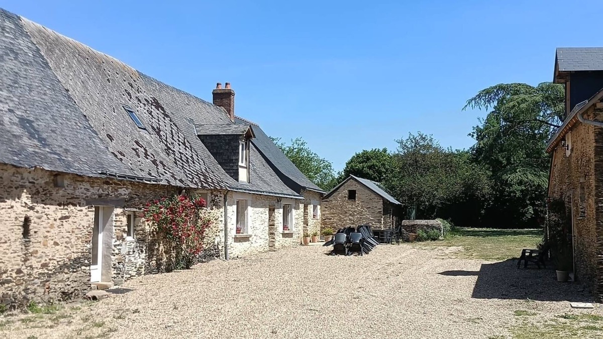 Champigne Cottage | Large farmhouse, north of Angers, 13 bedrooms with swimming pool, 2 minutes from Les Briottières