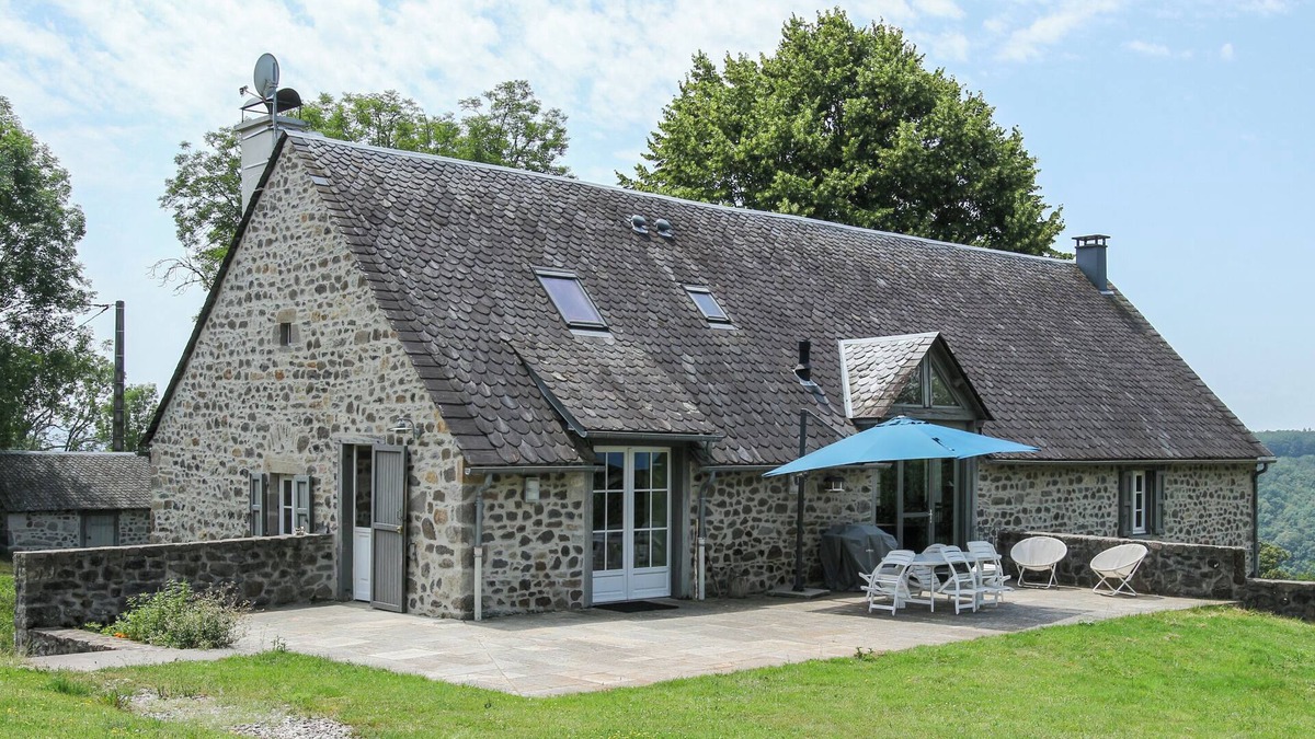 Larodde House | Large * farmhouse renovated in the countryside.