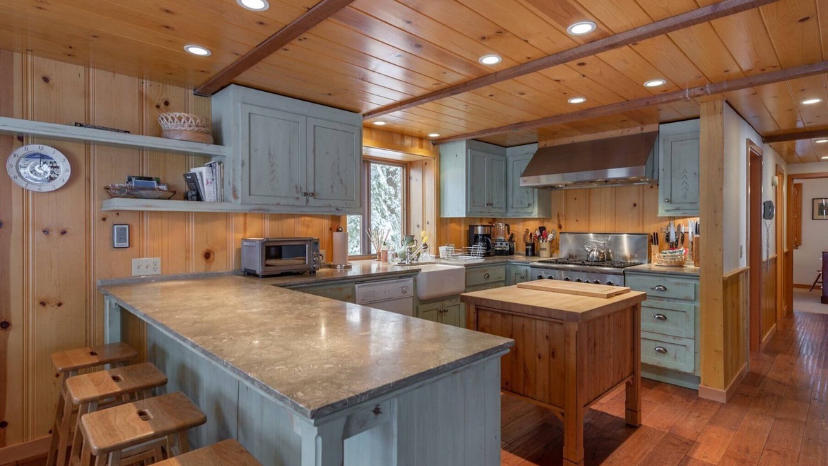 Kingswood Estates House | Large Farmhouse Styled Manor w/Bonus Entertainment Room, Loft, Garage