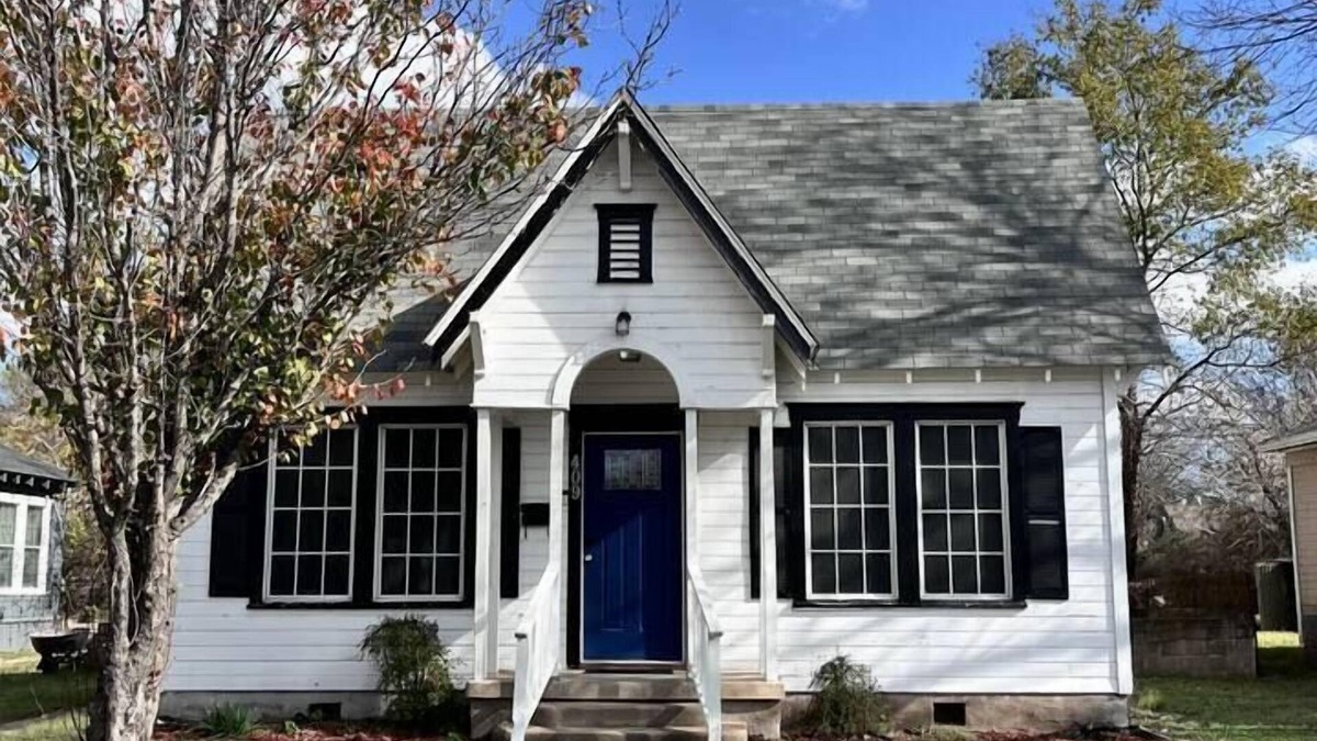 Gatesville House | Large fenced yard near town square (Starlink WiFi), Charming bungalow with fenced yard and Starlink