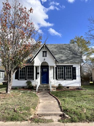 Gatesville House | Large fenced yard near town square with Starlink