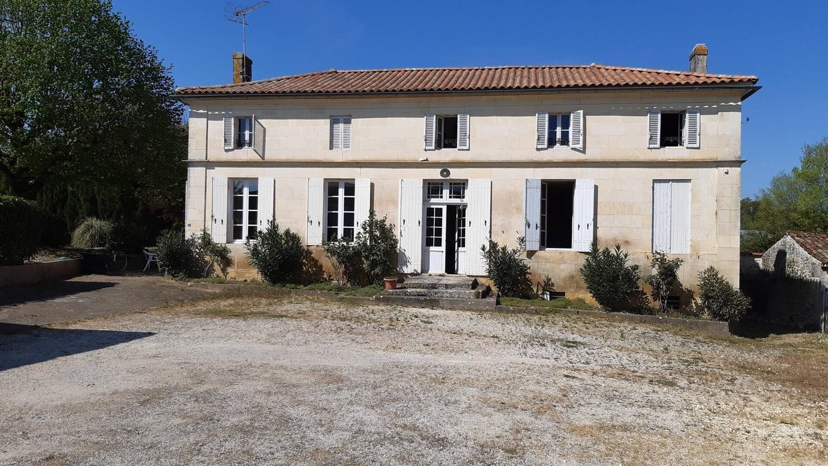 Saint-Genis-de-Saintonge House | Large freestone house surrounded by large green spaces