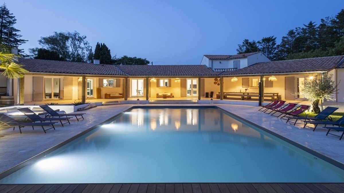 Saint-Georges-des-Coteaux Villa | Large villa with pool in Charente-Maritime