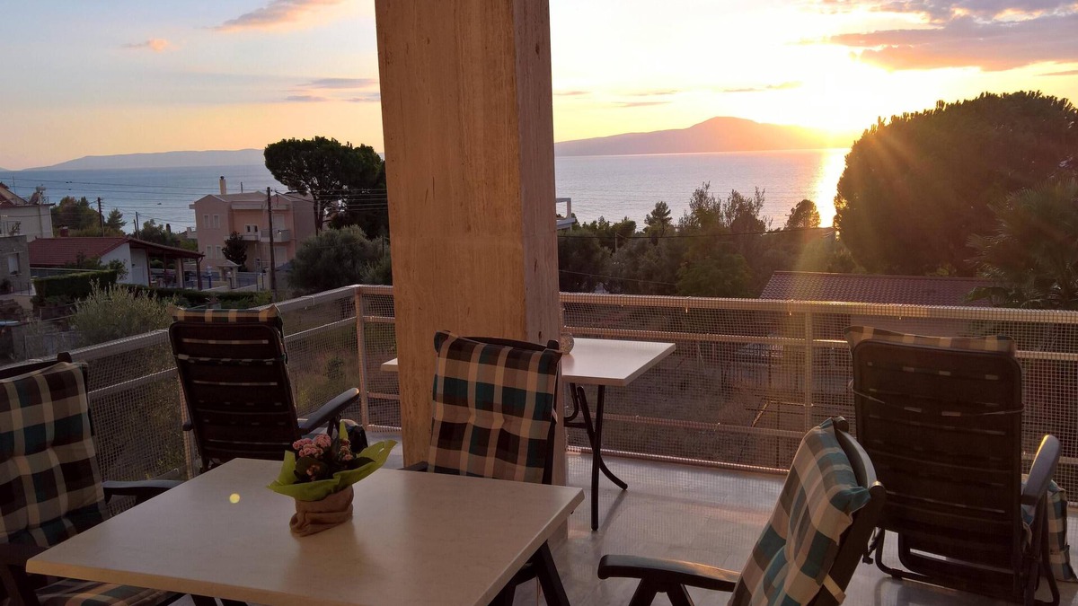 Mikri Mantineia House | Large, fully equipped HiTec vacation apartment close to the beach