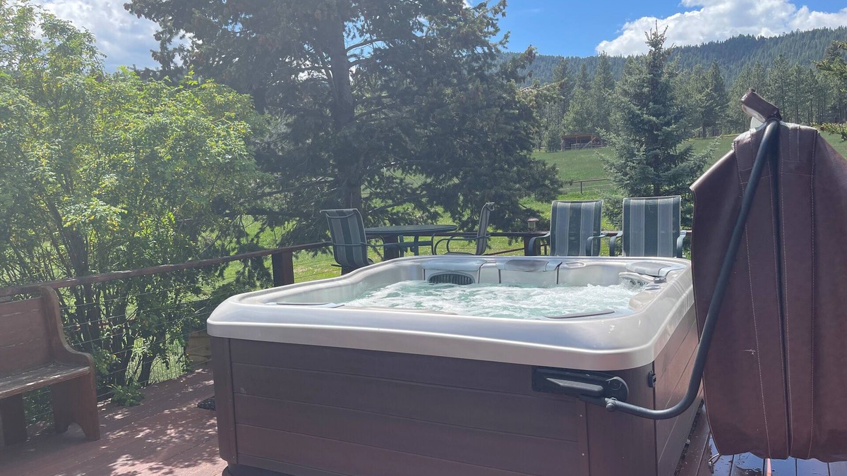 Darby House | Large, Fully Equipped, Private & Cozy Montana Vibe W/Fireplace, Hot Tub & Hiking