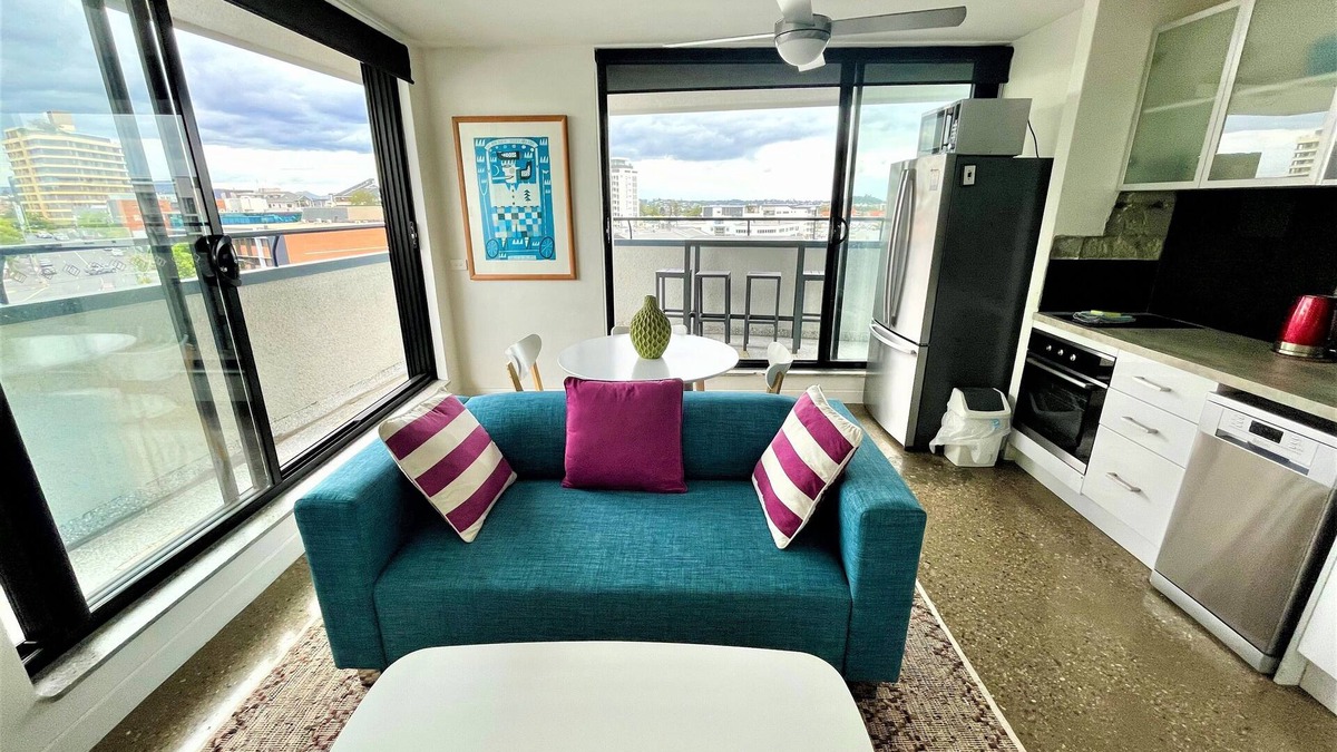 Spring Hill Apartment | Large Funky City Apartment