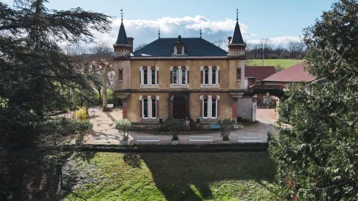 Pralong House | Large gîte between Auvergne and Forez heated swimming pool tennis court