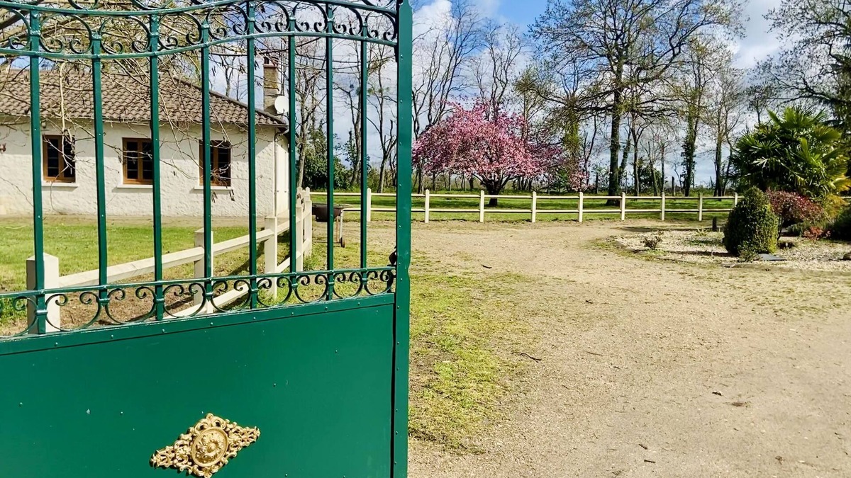 Port-de-Piles House | Large gîte in wooded grounds