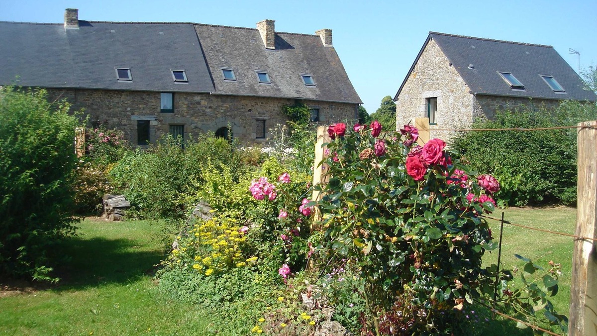 Saint-Germain-en-Cogles Cottage | Large gîte for 12 people, Fougères, Mont St Michel, quiet in the Brittany countryside.
