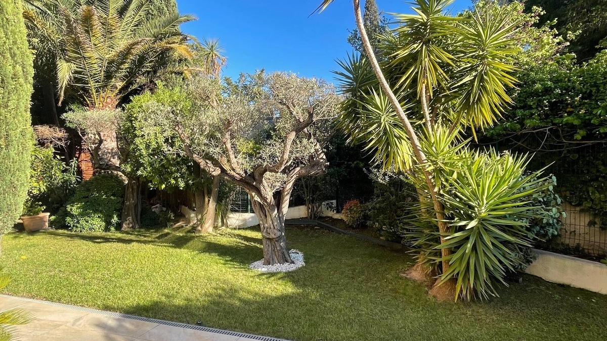 Prado-Perier Apartment | Large garden apartment in Carré d'or, walking distance to beach and town
