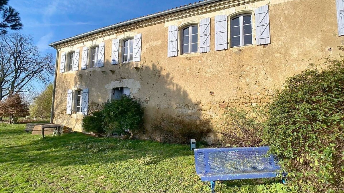 Lussan House | Large Gascon house decorated by artists