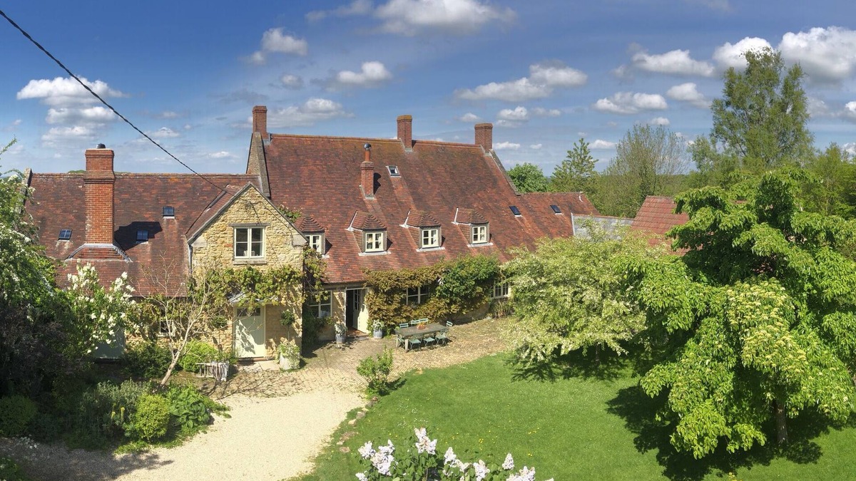 Blackford House | Large gentrified farmhouse nr trendy Bruton, 8 bedrooms, wild swimming, sauna.
