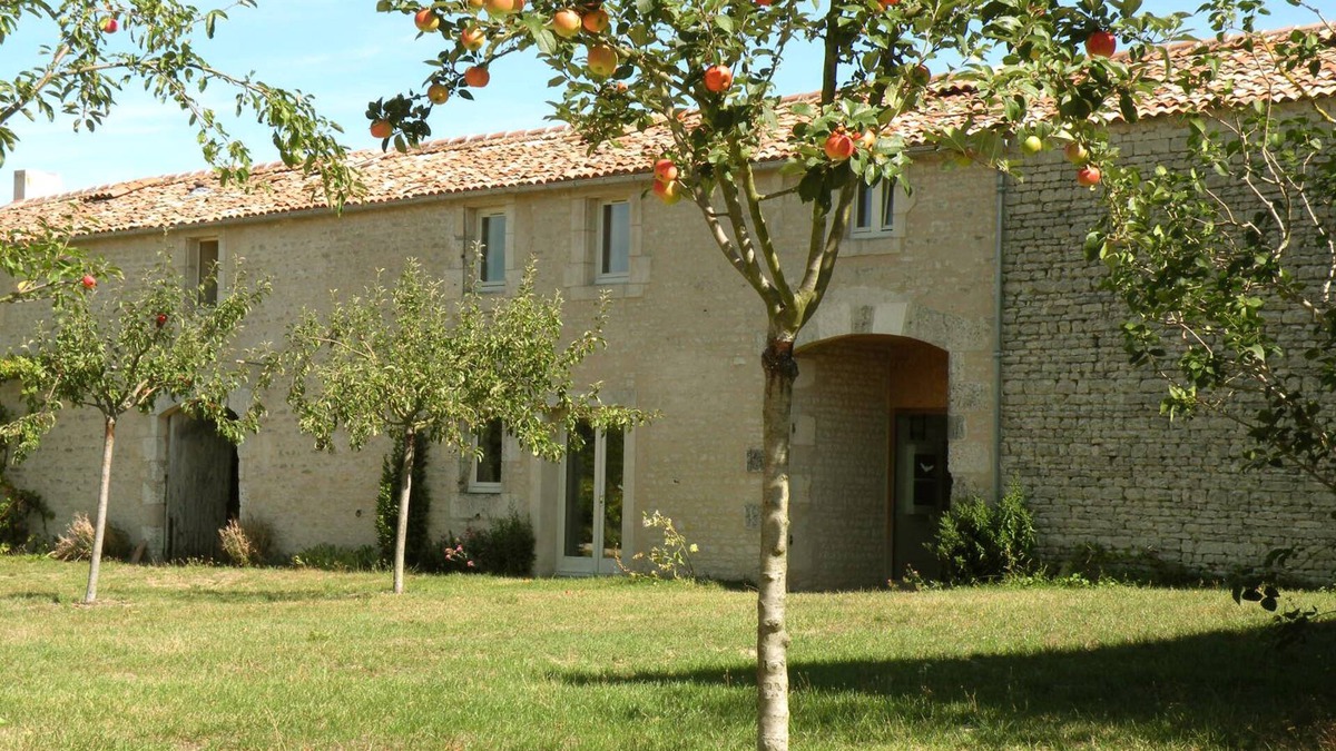 Saint-Saturnin-du-Bois House | Large gîte 10/12 p with garden and natural swimming pool