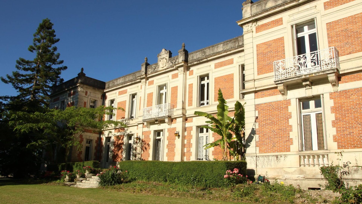 Juignac Other | Large gîte with private, heated, covered swimming pool