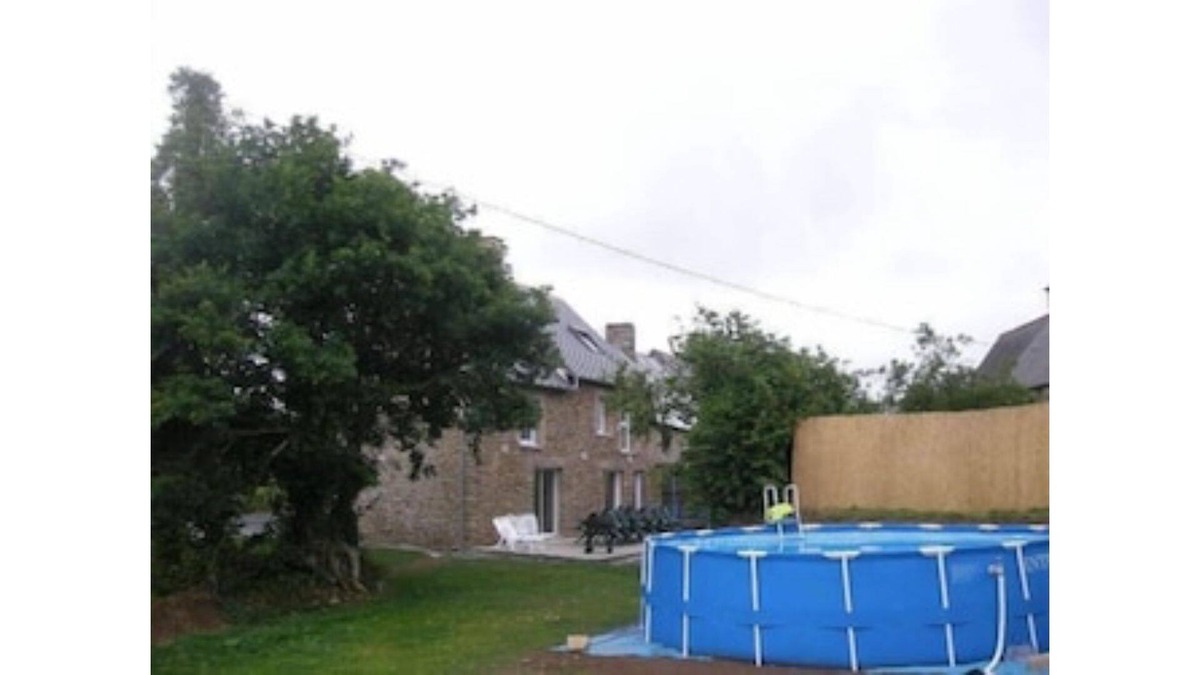 Saint-Broladre House | Large Gite 16/20 people, Le Noisetier