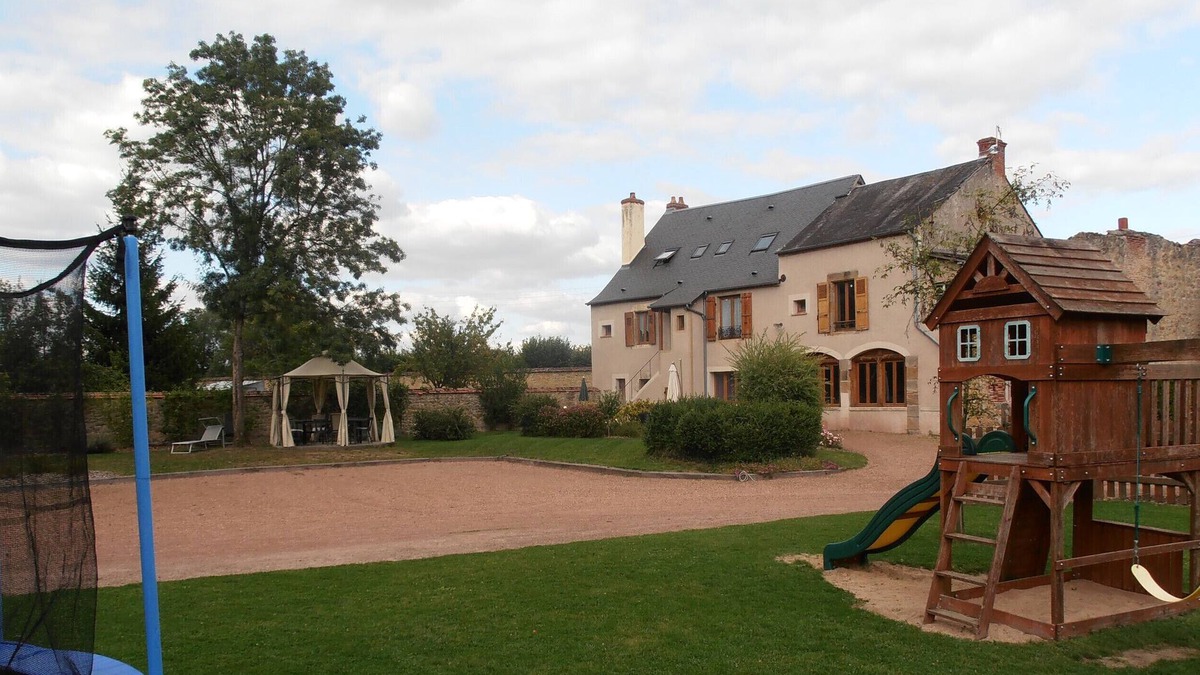 Decize Cottage | Large gîte in wooded grounds close to town center
