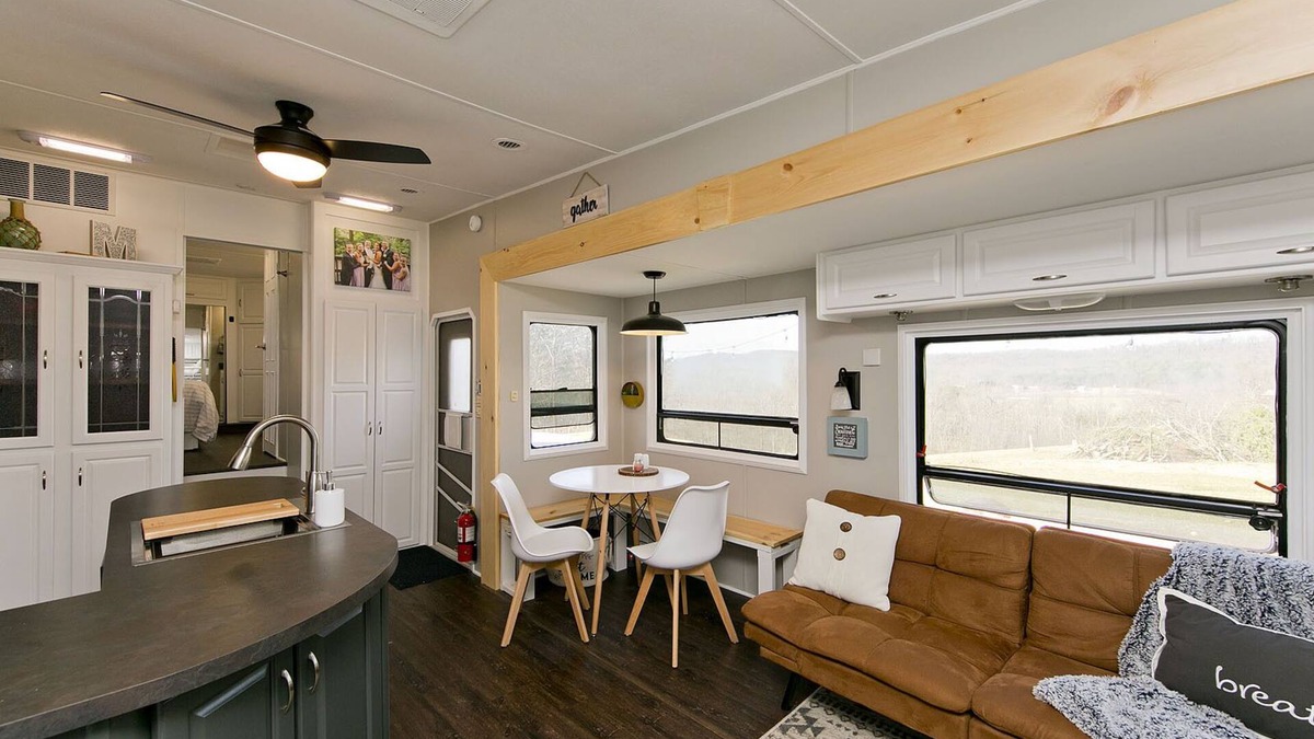 Points House | Large Glamper w/Hot Tub and full bathroom-sleep 6