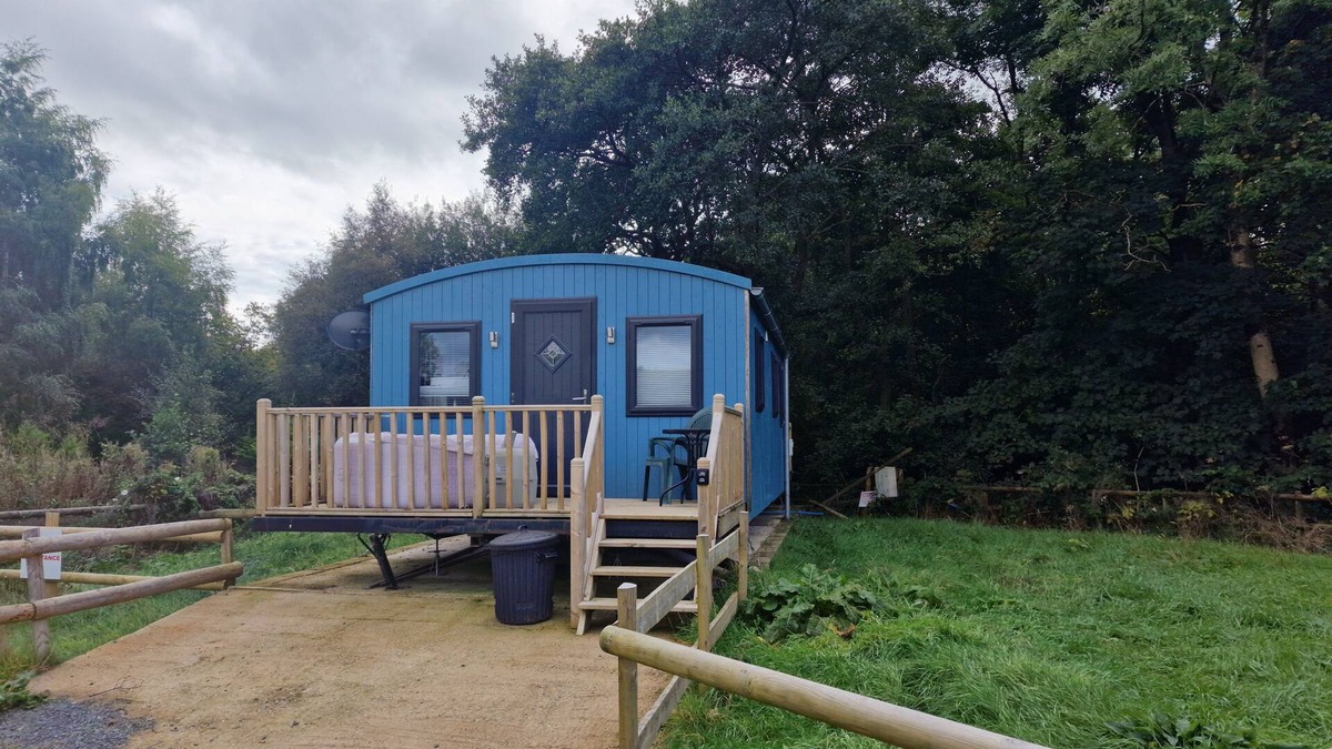 Llanfair Caereinion Cabin | Large Glamping Hut - Riverview 13