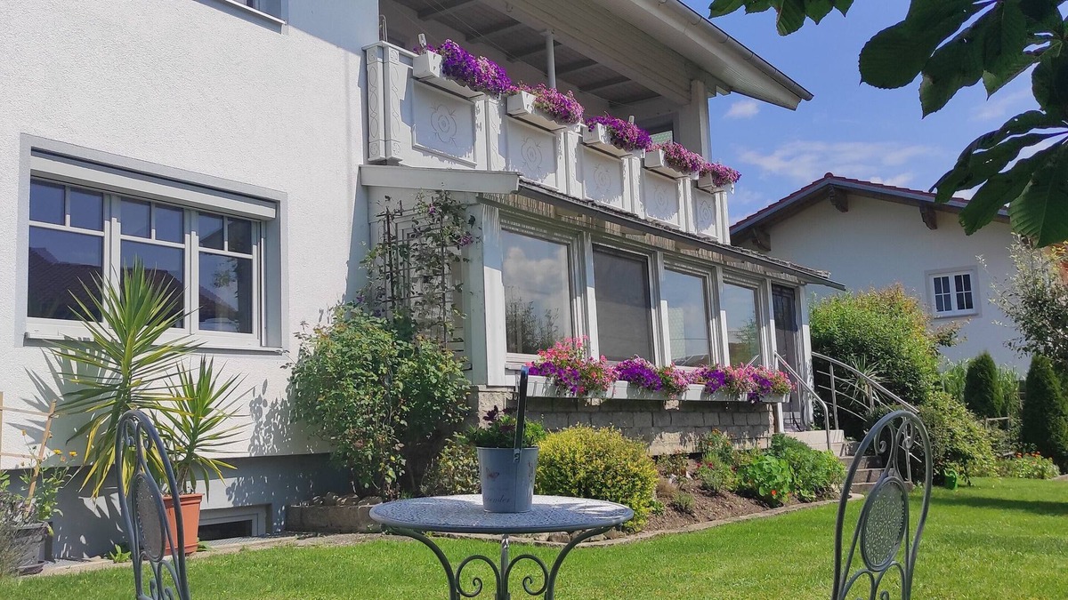 Marktoberdorf Condo | Large ground floor apartment with winter garden