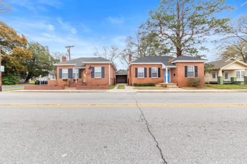 New Iberia House | Large Groups Welcome - 2 Homes Next Door