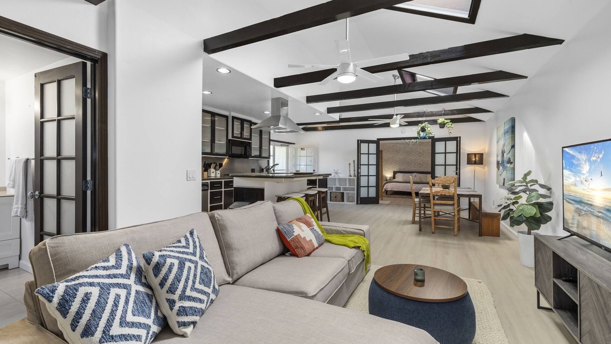 Westchester House | Large Hidden Private Backhouse LAX Vaulted Ceiling