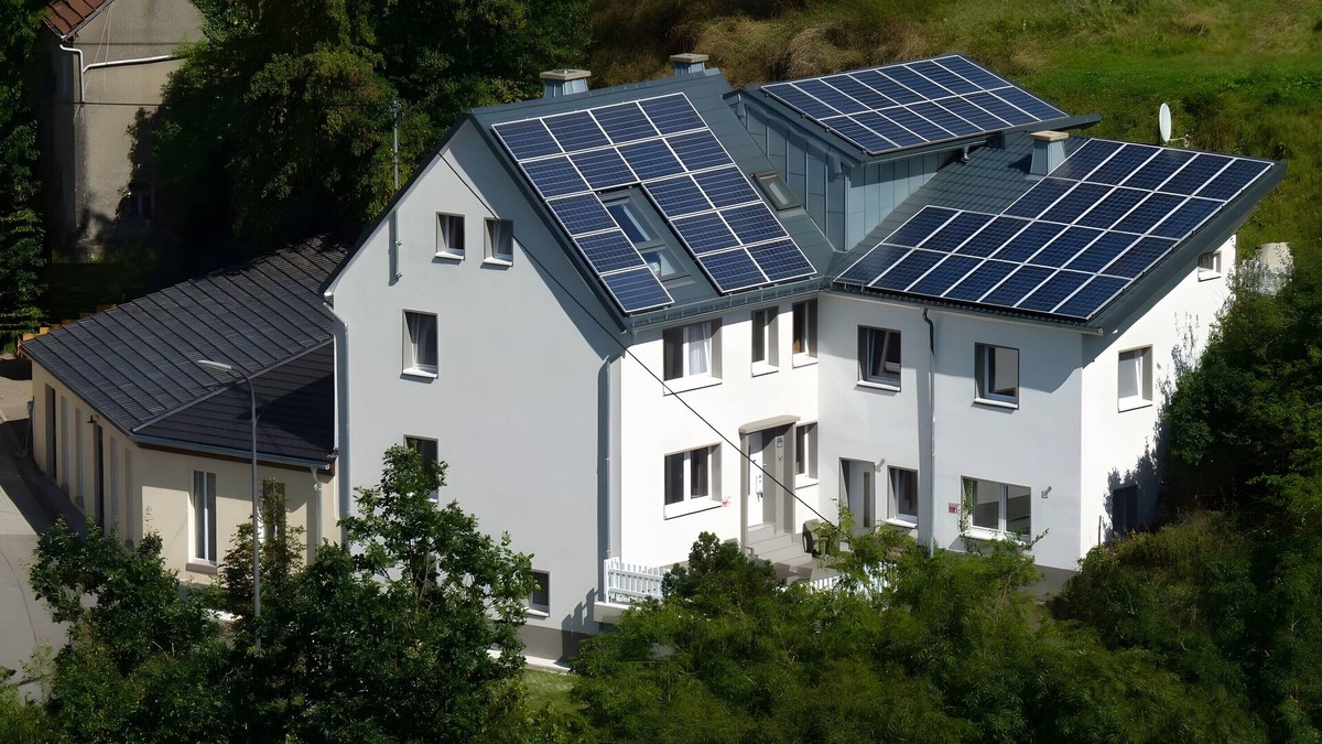 Zweifelscheid House | Large Holiday Home 'Engelsdorf' with Private Terrace and Wi-Fi