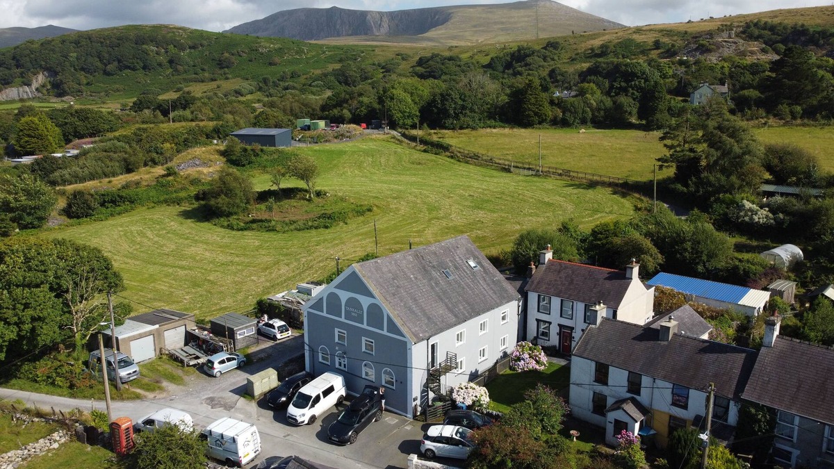 Llanllyfni House | Large holiday home close to sea and mountains in Snowdonia.