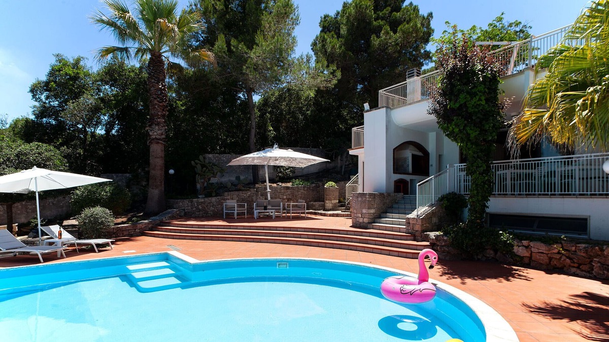 Neviano Villa | Large holiday villa near Gallipoli 6 bedrooms, 6 bathrooms, private pool m200