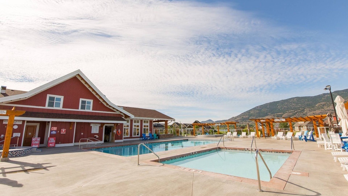 Okanagan-Similkameen House | Large home 4 bed and 4 bath two separate suites home two kitchens water views