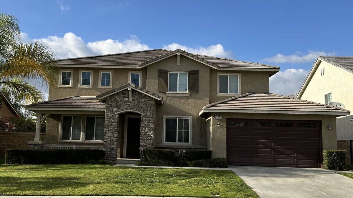 Eastvale House | Large home centrally located with easy access to OC and 91/71/15/60 freeways.
