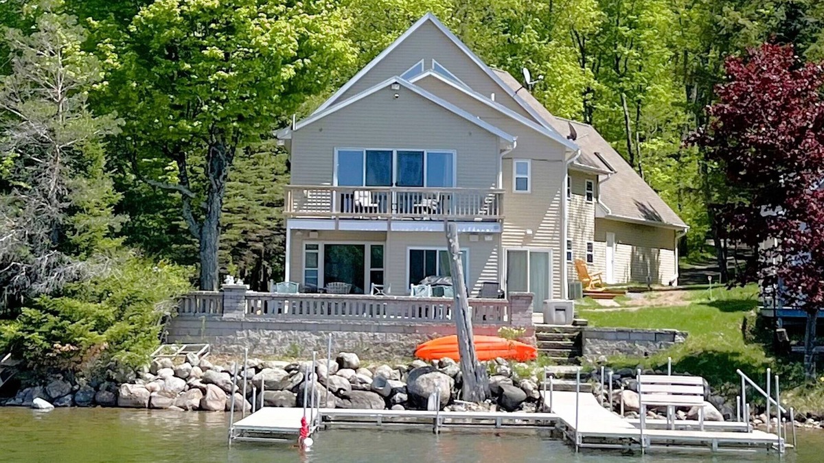 Stambaugh House | Large home on the UP's best lake! Sleeps 22! Boat to Young's Golf Course!