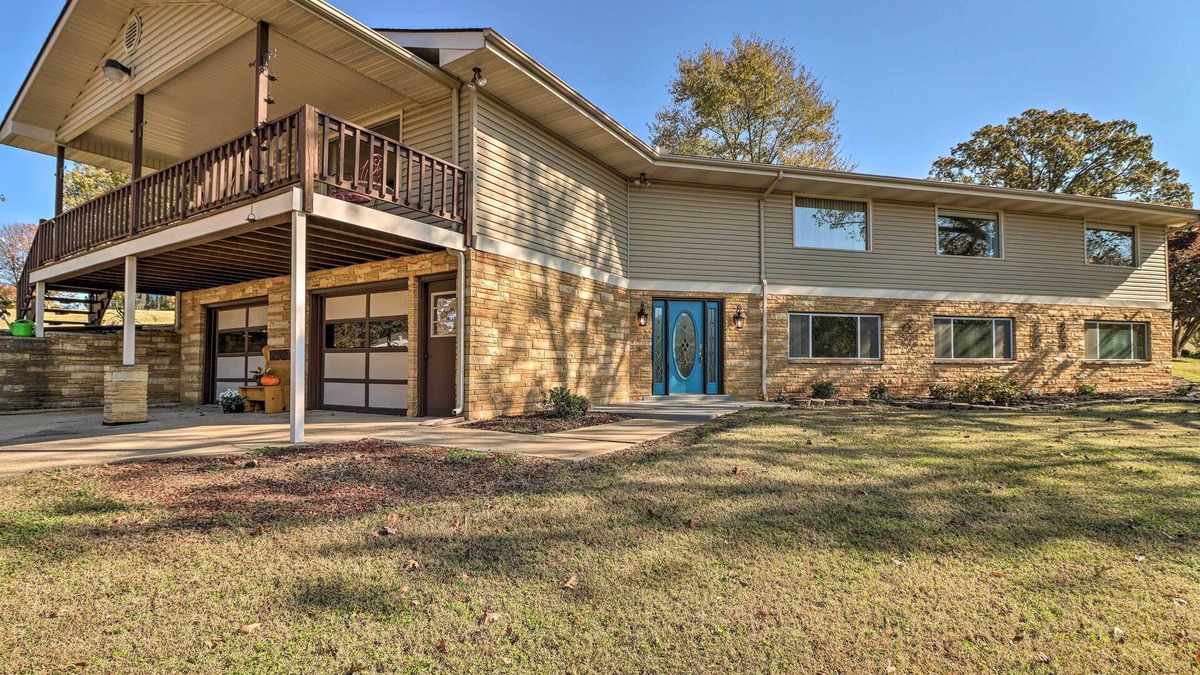 Lakeview House | Large Home w/Games: Walk to Bull Shoal Lake!