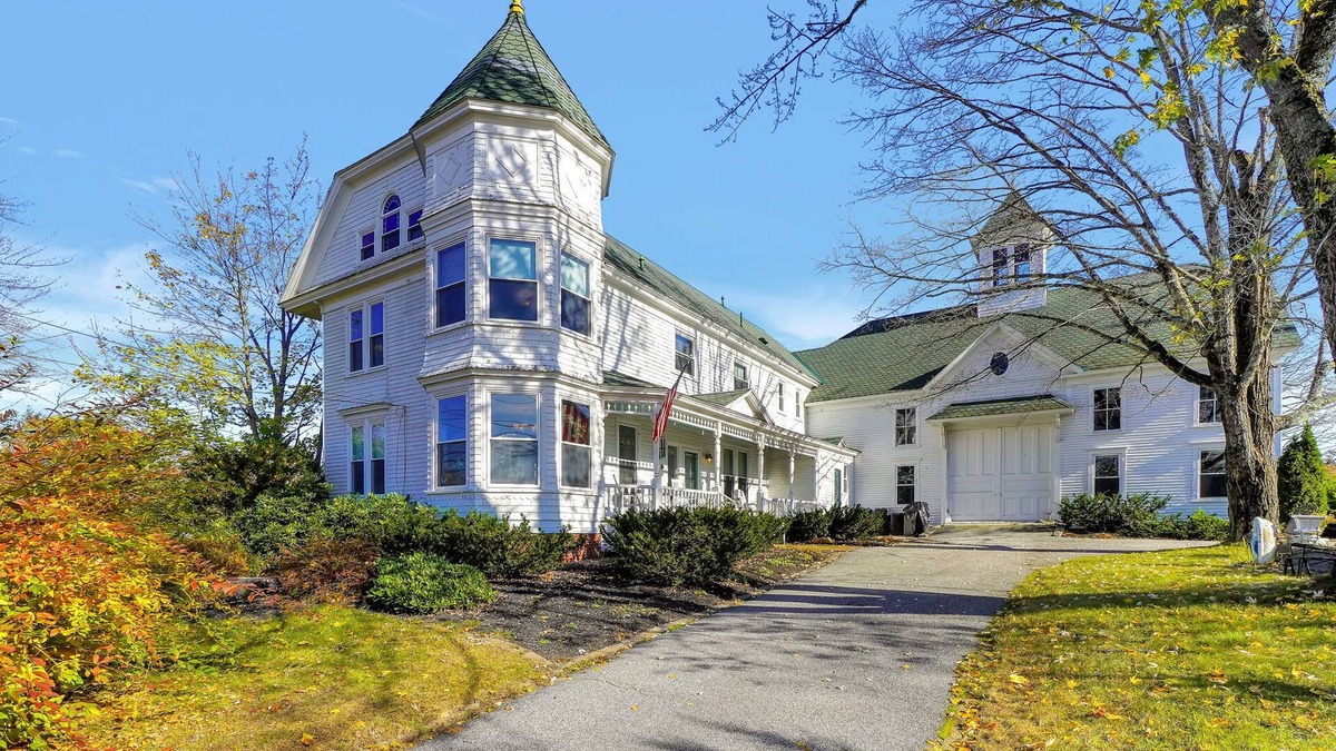 Oxford House | Large Home with indoor pool Close to Casino, Lakes, and Mountains
