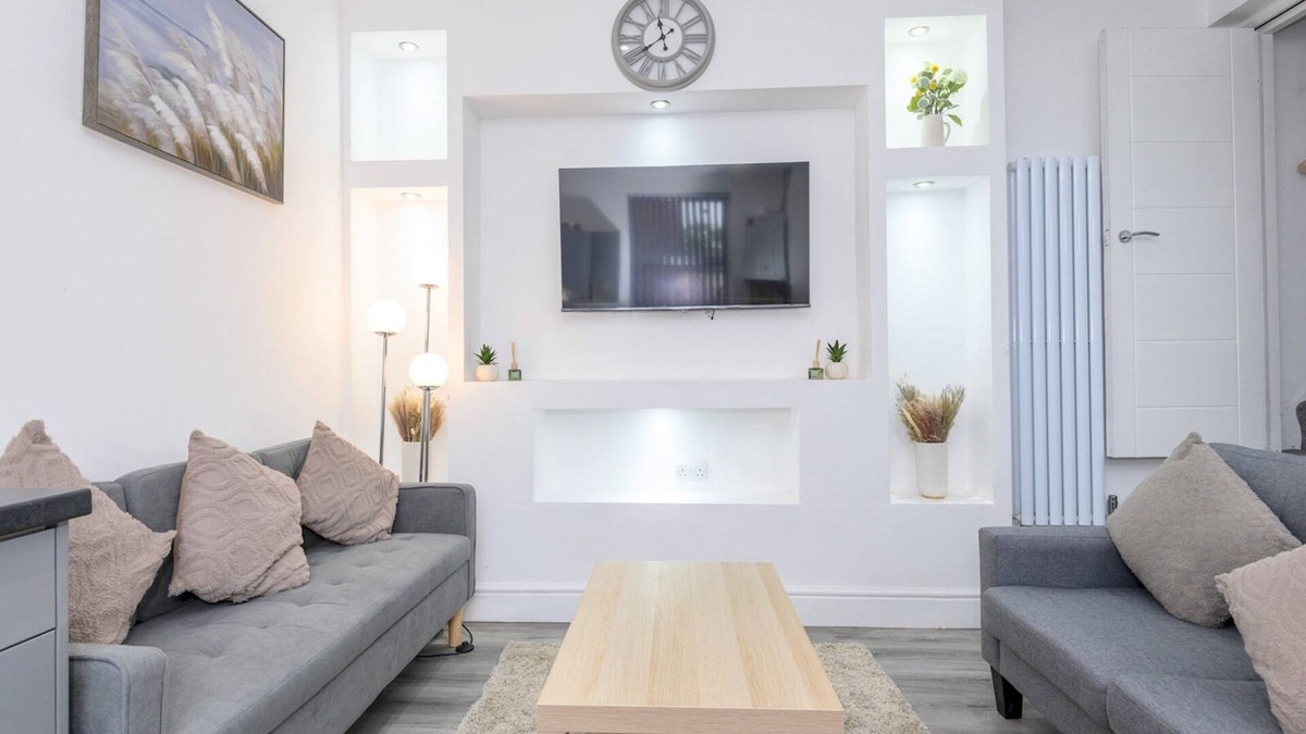 Harehills House | Large & Homely Retreat in Leeds | Pass the Keys