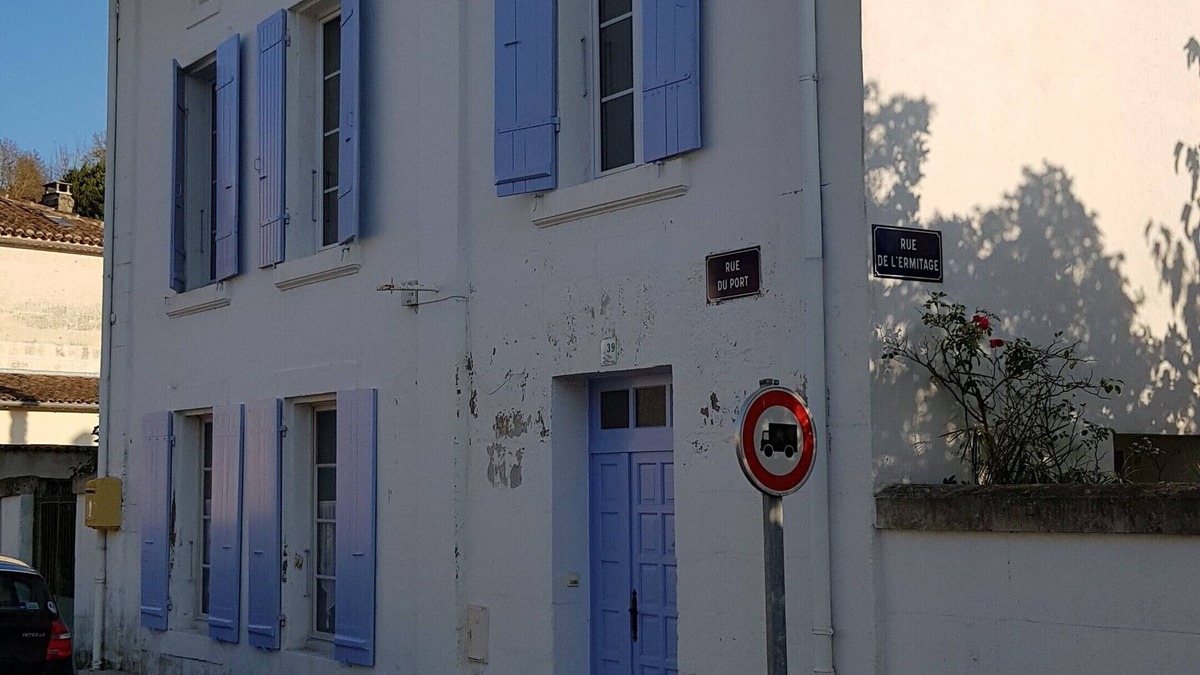 Mortagne-sur-Gironde House | Large house located on the harbor