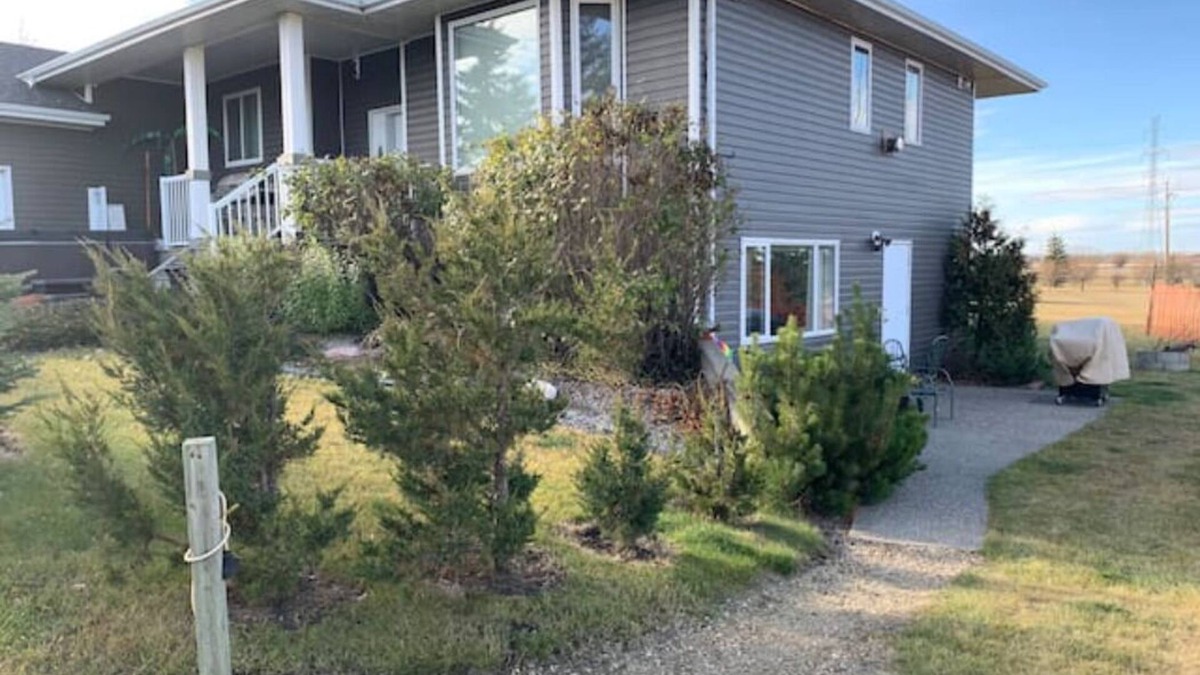 Red Deer House | Large house - 1600 sq ft, Large Acreage - 3 minutes south of Red Deer Alberta