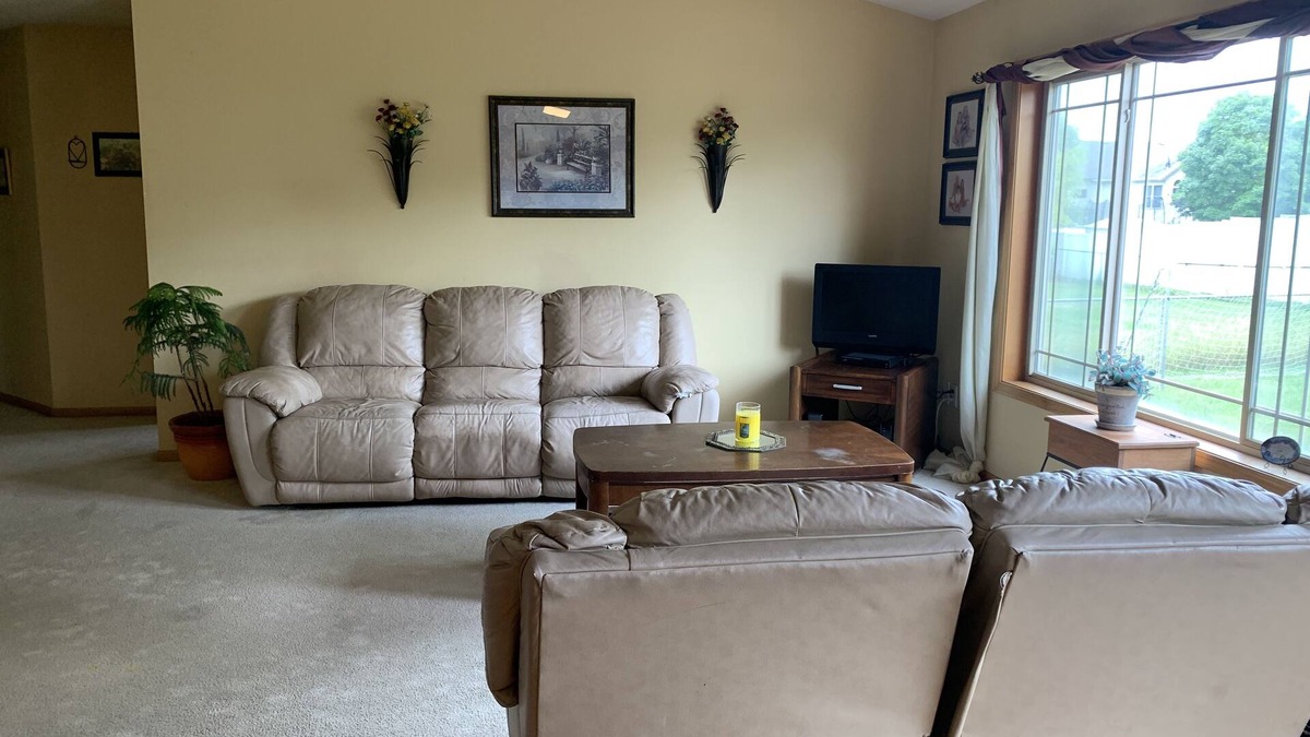 Owatonna House | Large house close to grocery stores and schools