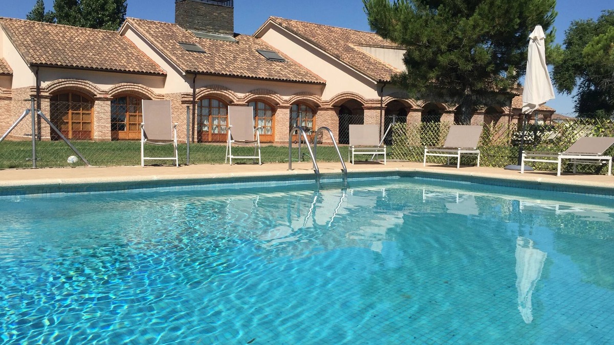 Almenara de Tormes Cottage | Large house for families up to 24 pax. 15 minutes from Salamanca. Barbecue, A/C and WIFI