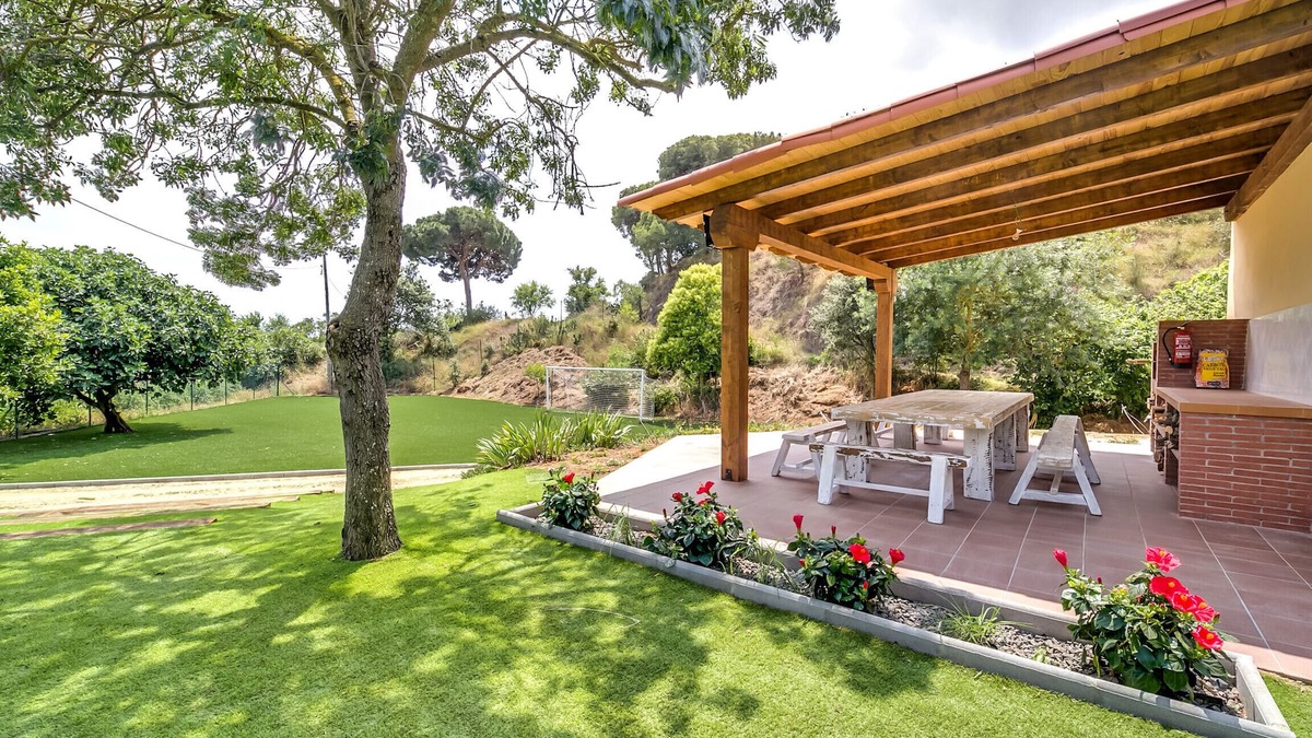 Palafolls Ski Chalet | Large house for 18 pax, pool and private garden. Free WIFI. Ideal group of young people or families. Vivalidays Can Palomo.