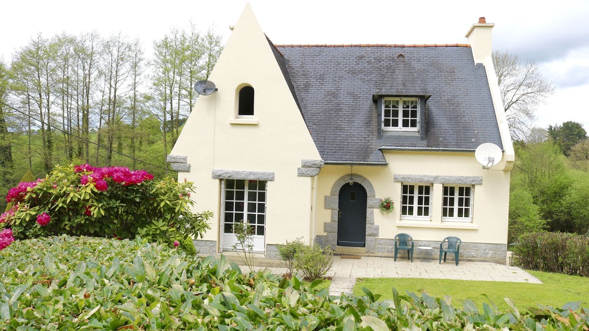 Treffrin House | Large house & garden, Starlink WiFi, ideal for shops, walking, cycling & fishing