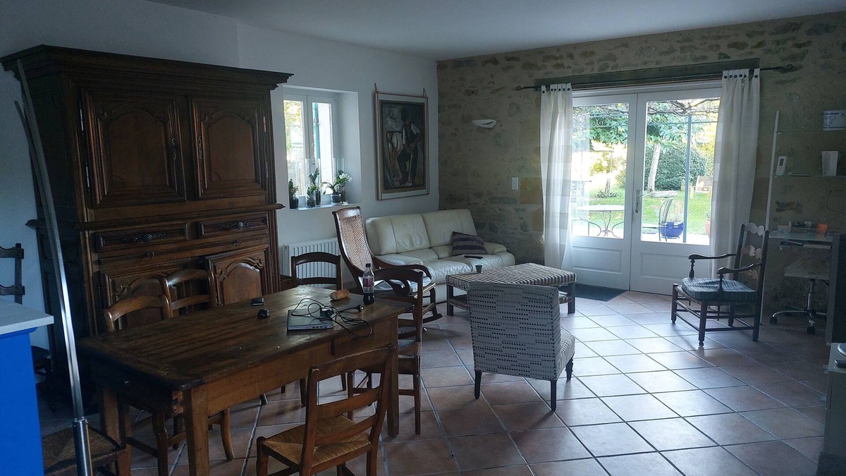 Villandraut Villa | Large house in a village on the edge of a forest
