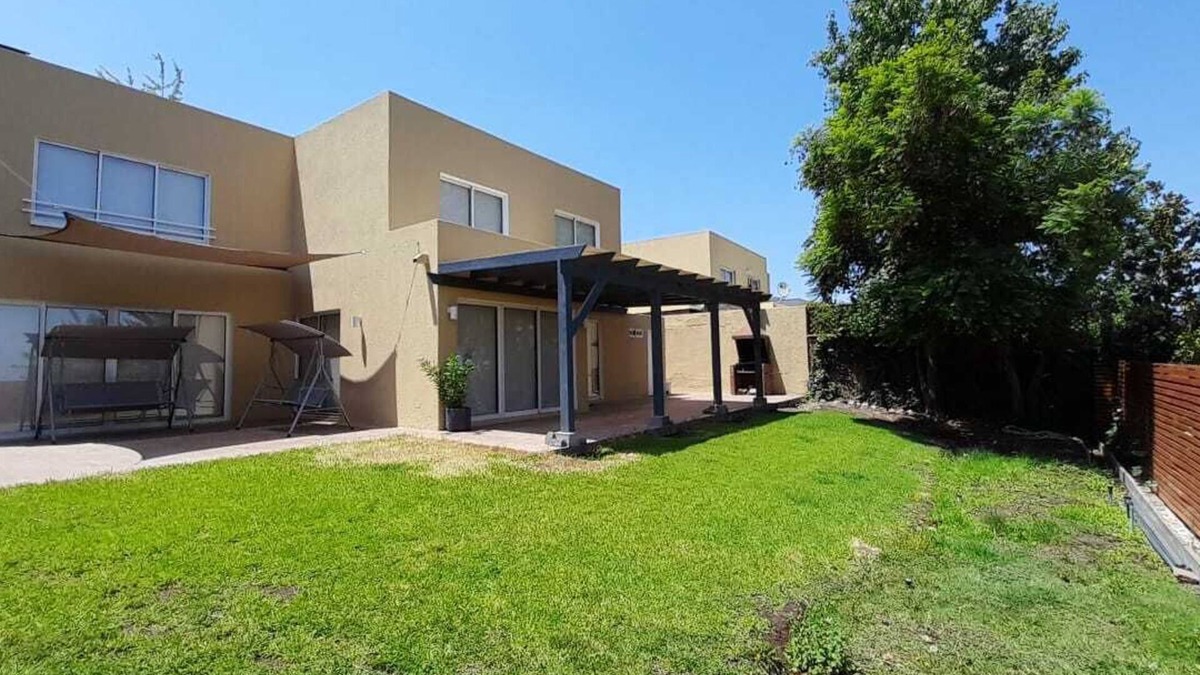 La Florida House | Large house located in the foothills of the Andes.