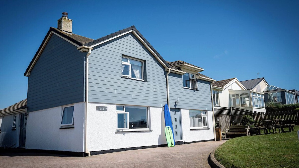 Widemouth Bay House | Large house, North Cornwall, Seaviews. 1 min to beach! Pet Friendly. Sleeps 10.