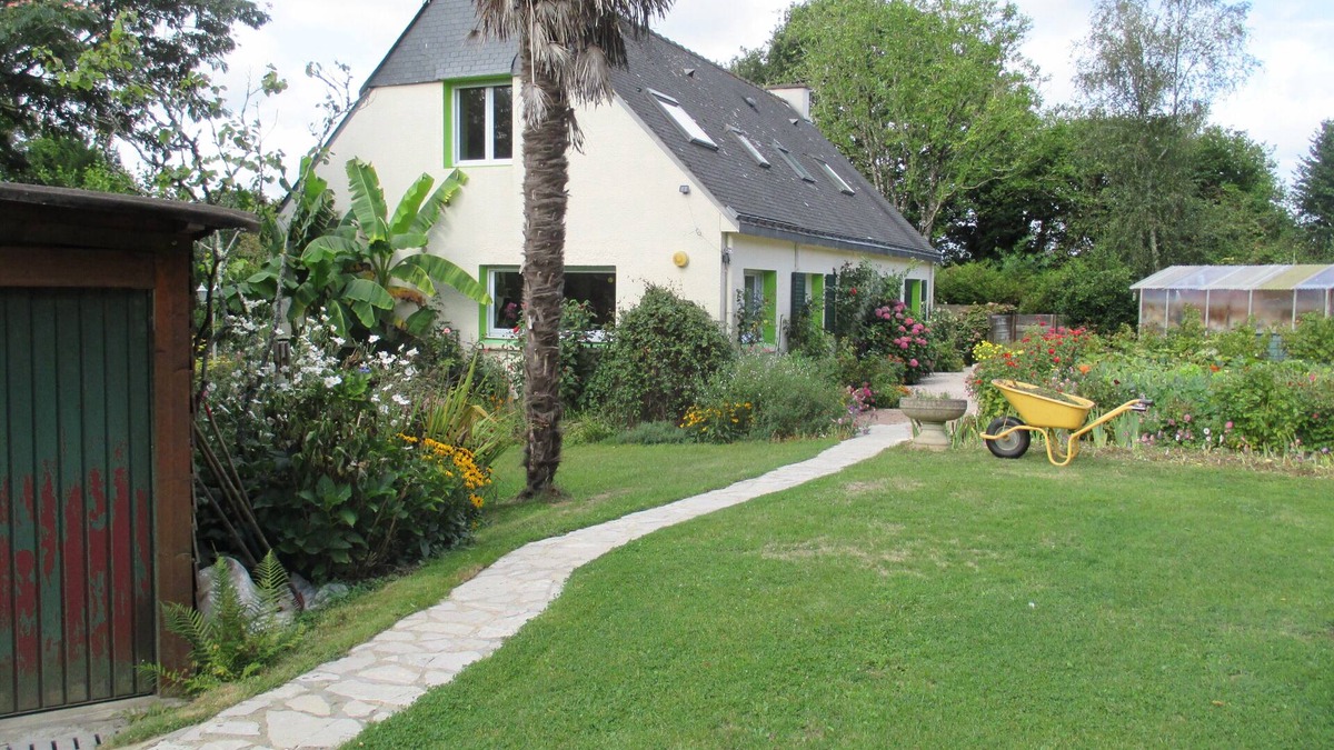 Calan House | Large house of 185 m², terrace, large garden with trees and flowers bordered by a stream.